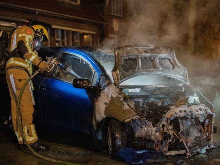 Auto brandt helemaal uit in Deventer, ondanks camera's