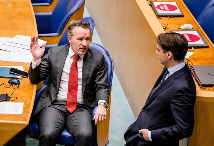 Wybren van Haga (FvD) en Thierry Baudet tijdens een debat in de Tweede Kamer.