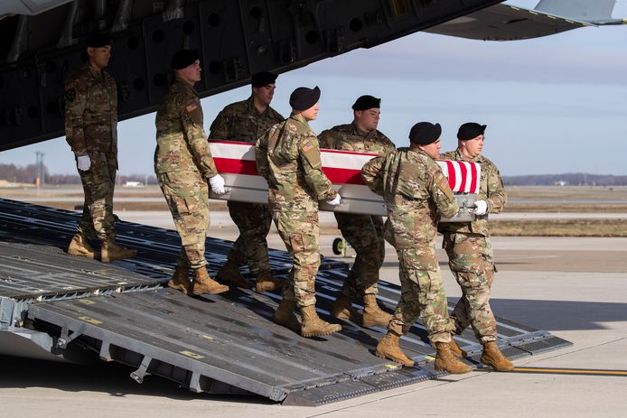 Amerikaanse soldaten dragen de kist van een soldaat die deze week nog in Afghanistan is gestorven.