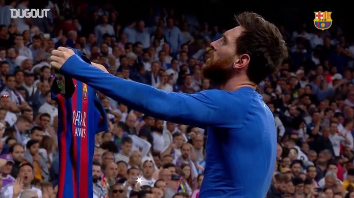 En 2017, Lionel Messi offre la victoire au Barça à Bernabeu dans le temps additionnel (2-3). Il célèbre son oeuvre avec un geste gravé dans la mémoire du Santiago-Bernabeu: il tend son maillot du bout des bras devant les supporters madrilènes hébétés, menton levé en signe de défiance.