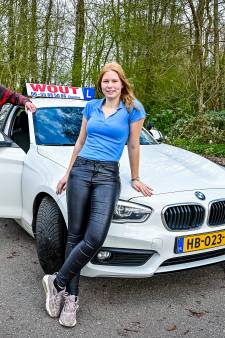 Rijles een dure grap? Niet voor Chalayne (18), die les krijgt van haar opa (84): ‘Ik spaar een hoop geld uit’