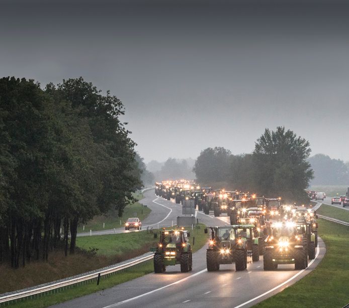 Trekkers keren terug via de A28 na een eerdere protestactie.
