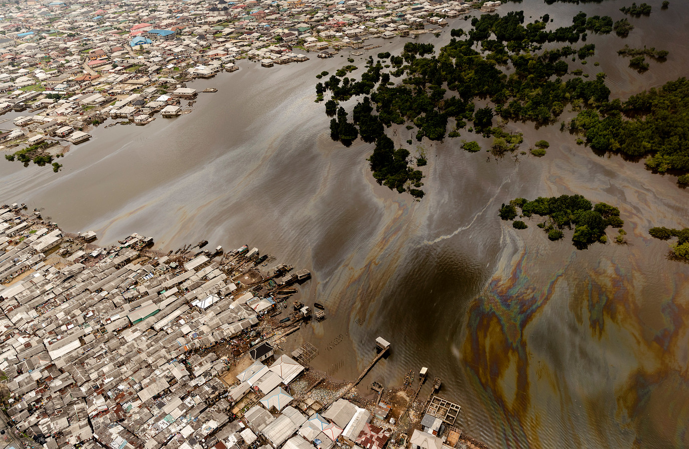 Luchtfoto van vervuiling en illegale olie raffinaderijen in de Nigerdelta in Nigeria. Lekkende pijpleidingen van Shell door diefstal van ruwe olie en illegale verwerking zorgen voor grootschalige vervuiling in het gebied.
