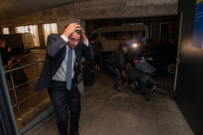 Politicus Thierry Baudet wordt bij zijn aankomst aan de aula van de Universiteit in Gent aangevallen door een man met een paraplu.