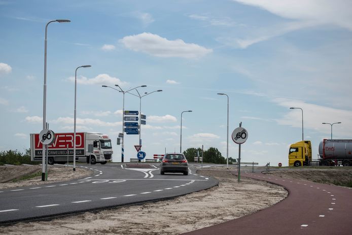 De nieuwe rotonde bij het Maintenance Value Park, vlakbij Dow, is nu al te krap.