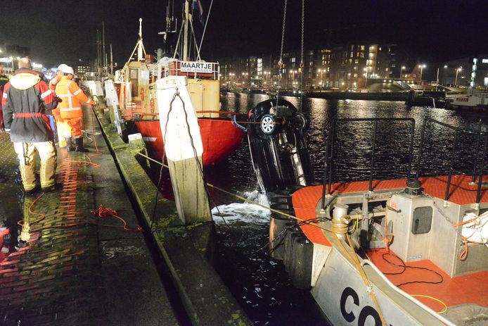 De brandweer heeft met behulp van duikers en een takelwagen de auto uit het water gehaald