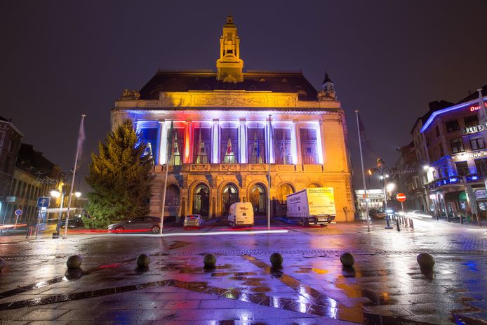 Hôtel de Ville de Charleroi photographié de nuit avec des éclairages et lumières de Noël