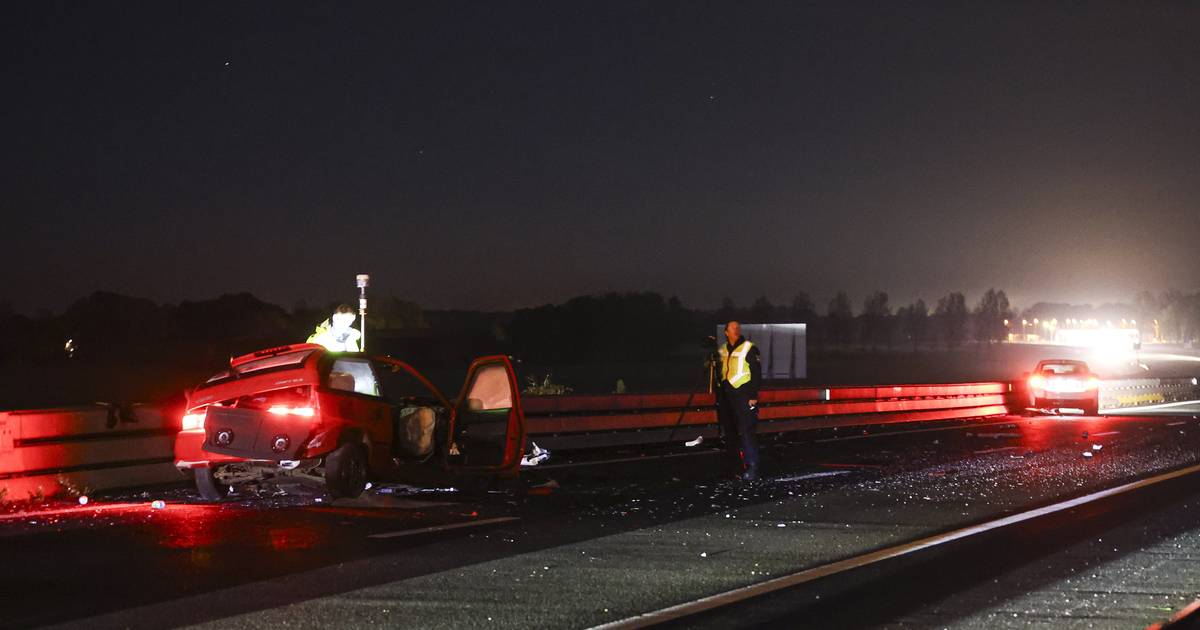Traumahelikopter landt langs A6 na zware botsing op Ketelbrug bij Nagele: zeker twee gewonden.