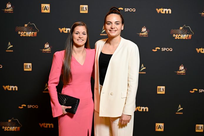 Nicky Evrard, doelvrouw van de Red Flames, met haar vriendin en ook voetbalster Shari Van Belle.