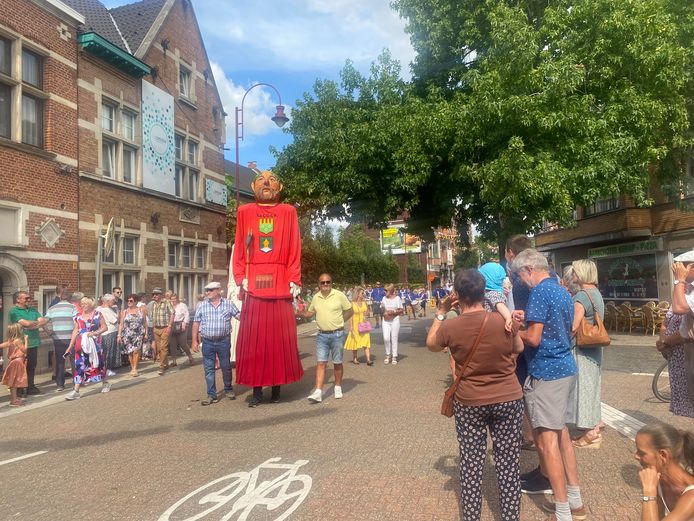 Folklorestoet brengt ambiance naar de stad | Aarschot | hln.be