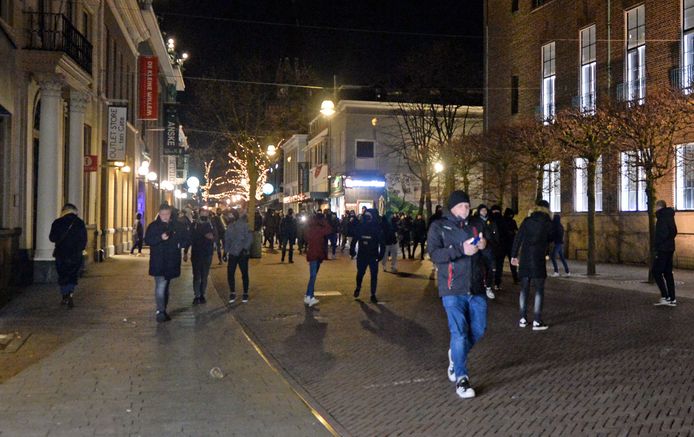 De demonstratie tegen de avondklok in Enschede is zondagavond flink uit de hand gelopen. Zo’n 150 tot 200 mensen verzamelden zich op de Oude Markt om een ‘mars voor de vrijheid’ te houden.