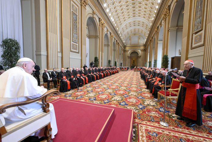 Paus Franciscus spreekt het Vaticaanpersoneel toe voor zijn kerstboodschap.