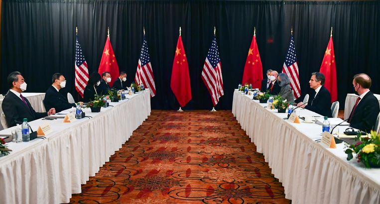 Het topoverleg tussen China en de VS begon met een diplomatiek steekspel. Beeld AP