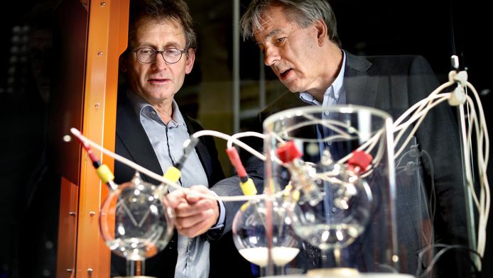 Ben Feringa (l) en Bert Meijer bij het nieuwe Miller-Urey-experiment in Nemo