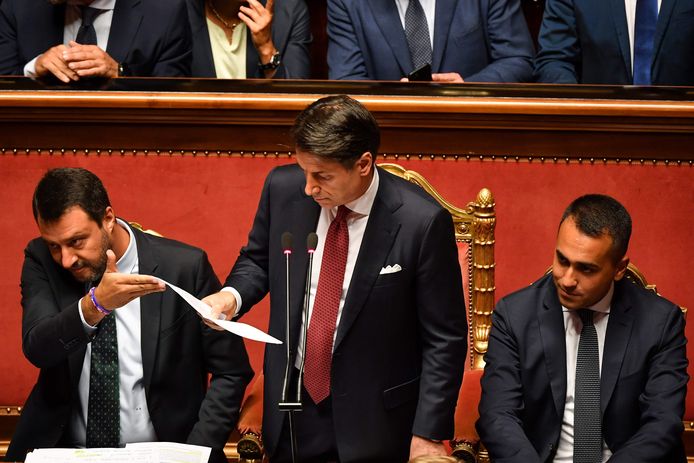 Giuseppe Conte (midden) geflankeerd door vicepremier Matteo Salvini (links) en  Luigi Di Maio (rechts).