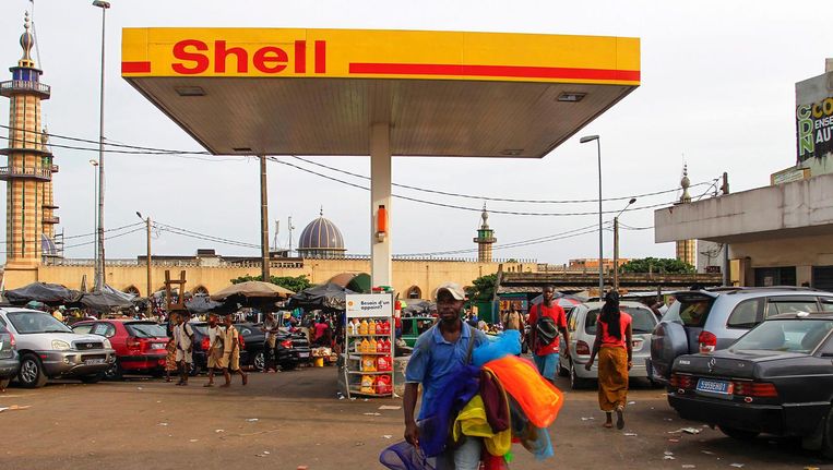 Een benzinestation van Shell, Abidjan, de grootste stad van Ivoorkust. Beeld reuters