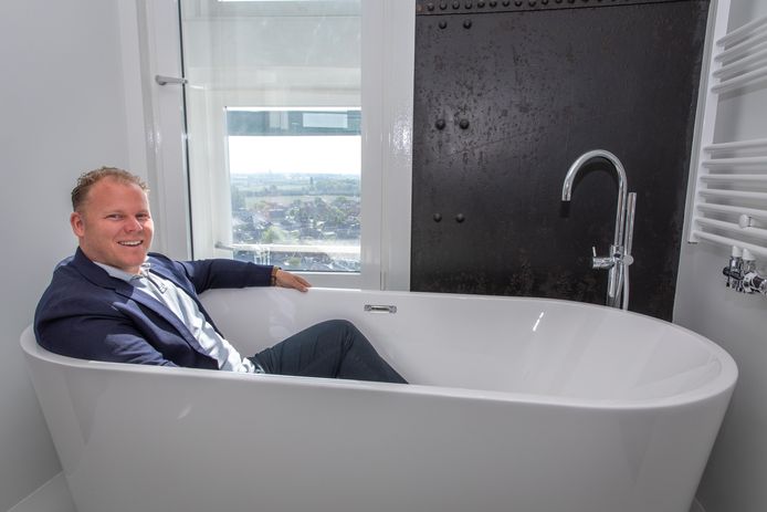 Ontwikkelaar Rory Bertram laat zien hoe toekomstige bewoners van de watertoren met uitzicht kunnen badderen.