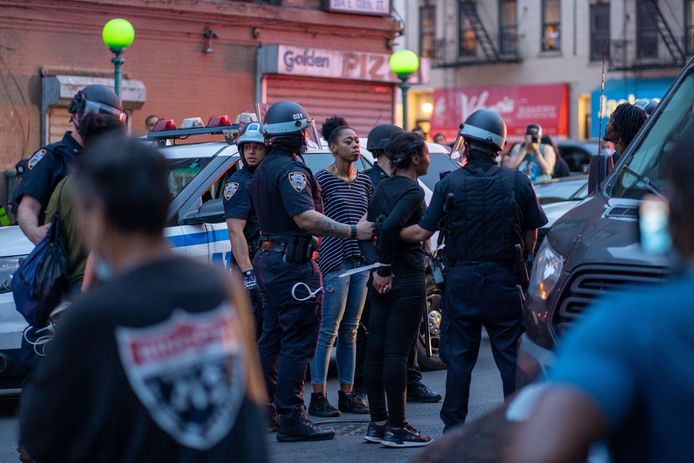 Politie in New York arresteert betogers wegens het schenden van de avondklok.