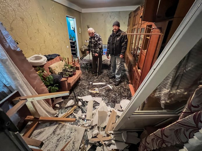 Een 71-jarige Oekraïner bekijkt de vernieling in zijn appartementje.