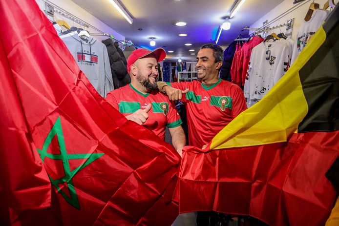 Moustafa, uitbater van kledingzaak Torino, en zijn goede vriend Hashimi.  Hashimi ging op het vorige WK zowel voor België als Marokko supporteren.