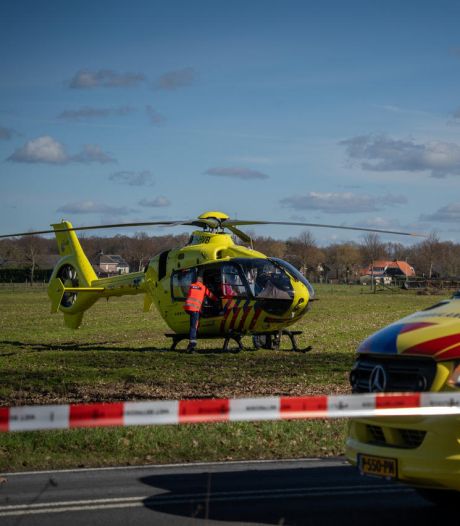 Vrouw (77) overlijdt na aanrijding met onder invloed zijnde wandelaars; politie zoekt getuigen