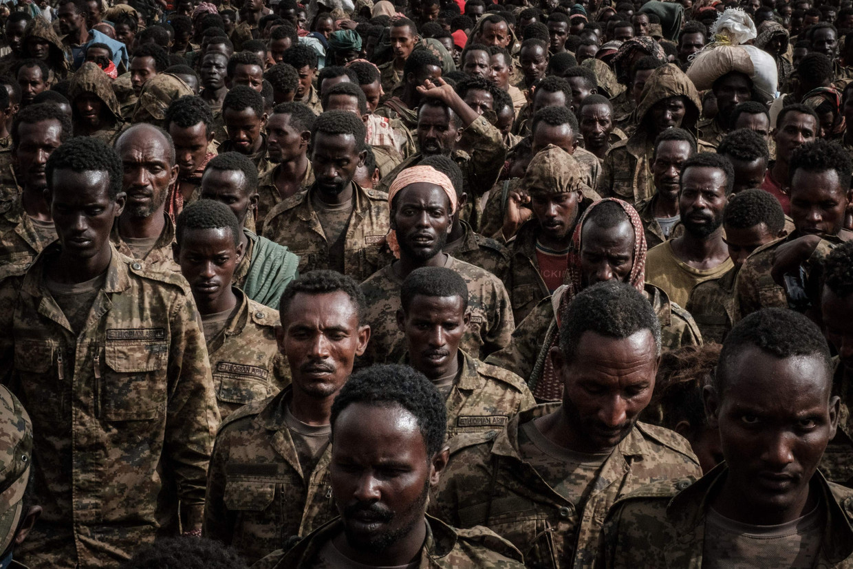Gevangengenomen Ethiopische soldaten in Mekelle, de hoofdstad van de regio Tigray. Beeld AFP