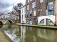 Het pand met de rode deur aan de Twijnstraat aan de Werf is gesloten. door de gemeente Utrecht. De ramen zijn afgeplakt.