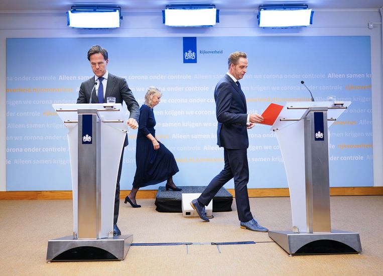 Premier Rutte en minister De Jonge dinsdagavond. Beeld ANP
