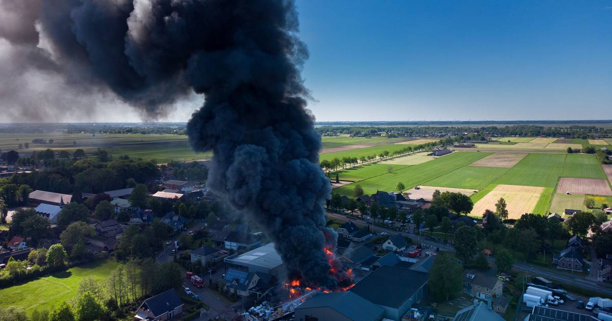 Verkoolde Stukken Kunststof In Weilanden Oldebroek Na Grote Brand Rhodos Wellness Veluwe Destentor Nl