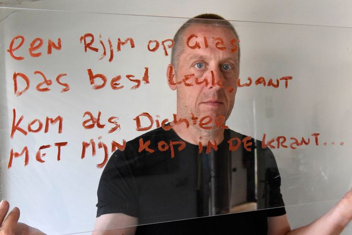 John Blok schrijft korte gedichten bij een foto en heeft deze gebundeld in een rijmpjesboek.