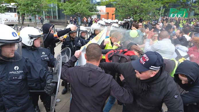 De politie zet pepperspray in tegen enkele betogers.