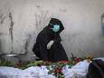 Een vrouw rouwt bij een lichaam dat werd aangetroffen in een graf naast het Nasser-ziekenhuis in Khan Younis in het zuidelijke deel van de Gazastrook.