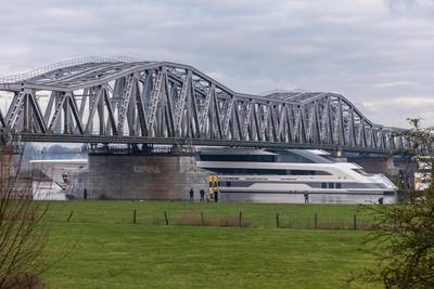 Superjacht Galactica kan wéér niet onder een brug door: ditmaal oponthoud bij Heusden