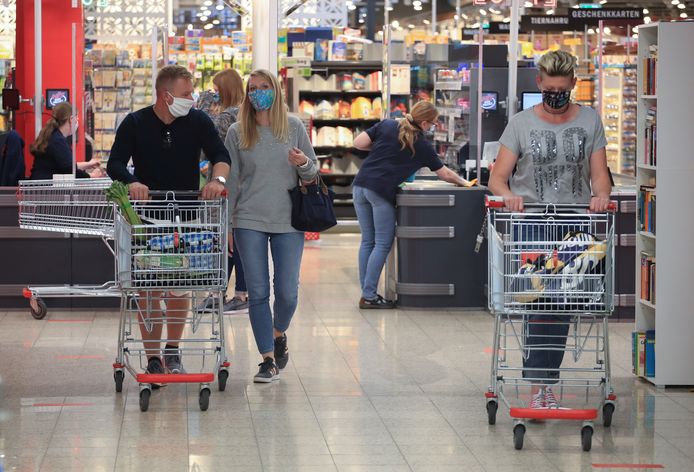 Beeld ter illustratie. Vanaf morgen moeten klanten in alle winkels in Duitsland een mondmasker dragen.
