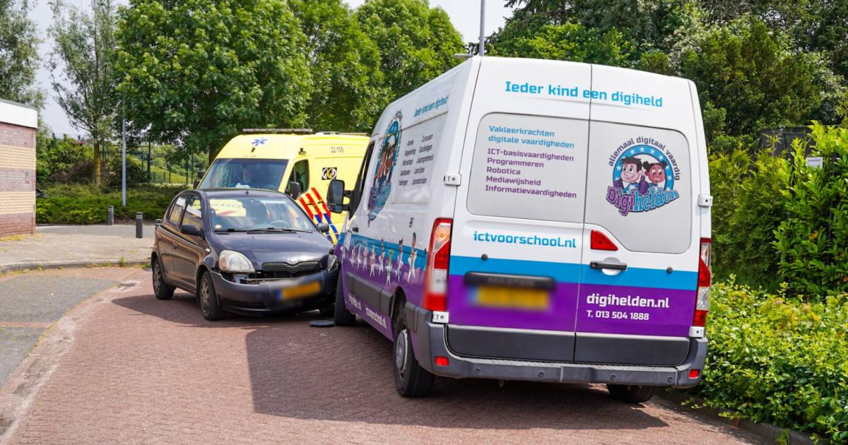 Bestuurster klapt met hoofd tegen voorruit door botsing in Veldhoven.