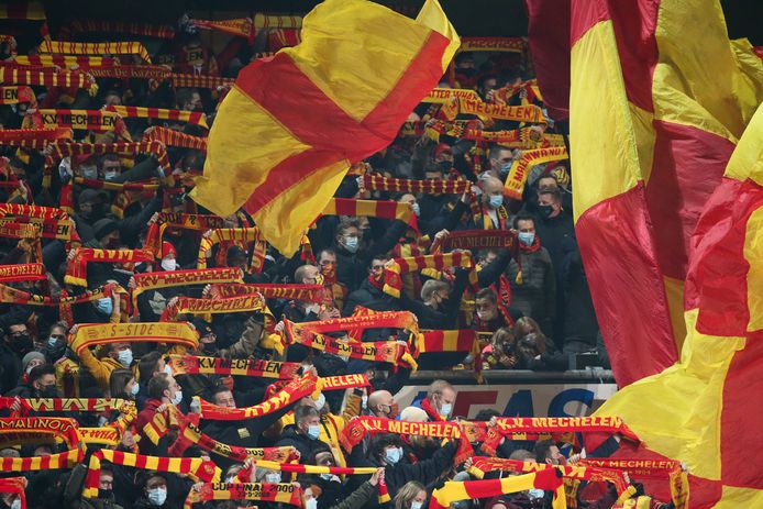 Supporters van KV Mechelen tijdens de wedstrijd tegen KRC Genk.