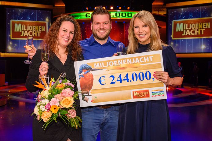 Matthijs uit Grave met de cheque van 244.000 euro, rechts presentatrice Linda de Mol.