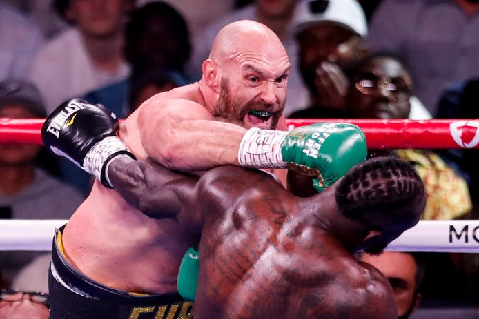 Tyson Fury geeft Deontay Wilder een rechtse.