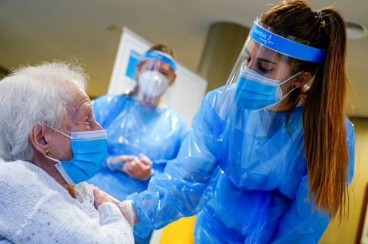 Een 96-jarige Spaanse vrouw vlak nadat ze gevaccineerd werd in een woonzorgcentrum in Madrid. 