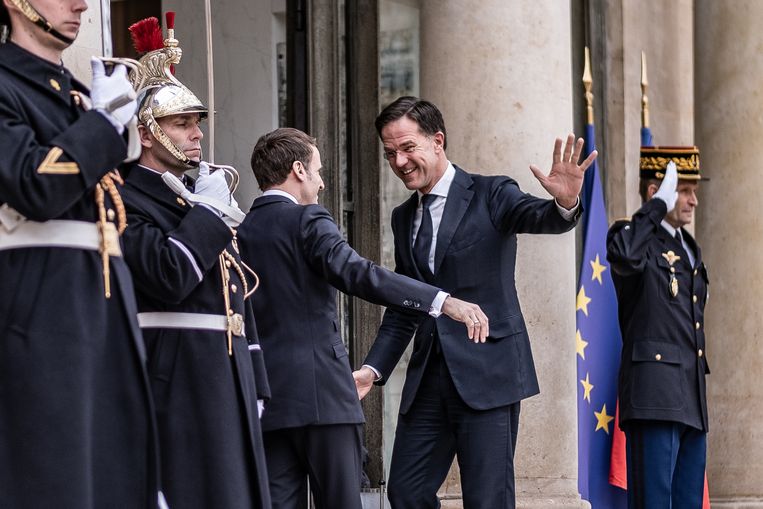 De Franse president Macron feliciteert vrijdag premier Rutte (53 geworden), voor een werklunch over Europa en de Brexit. De leiders vertrokken later naar München. Beeld Joris Van Gennip