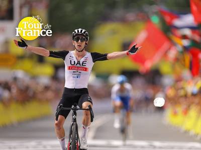 Droomstart voor Team UAE: Adam Yates wint tweelinggevecht en pakt eerste ritzege in Tour de France, Van Aert pas elfde