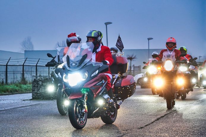 Zo'n 100 motards namen deel aan de kerstrun in Hoogstraten.