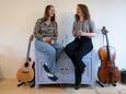 De cello van Ruth (r) en de gitaar van Laure bij elkaar in dezelfde sociale huurwoning van Talis in Wijchen.