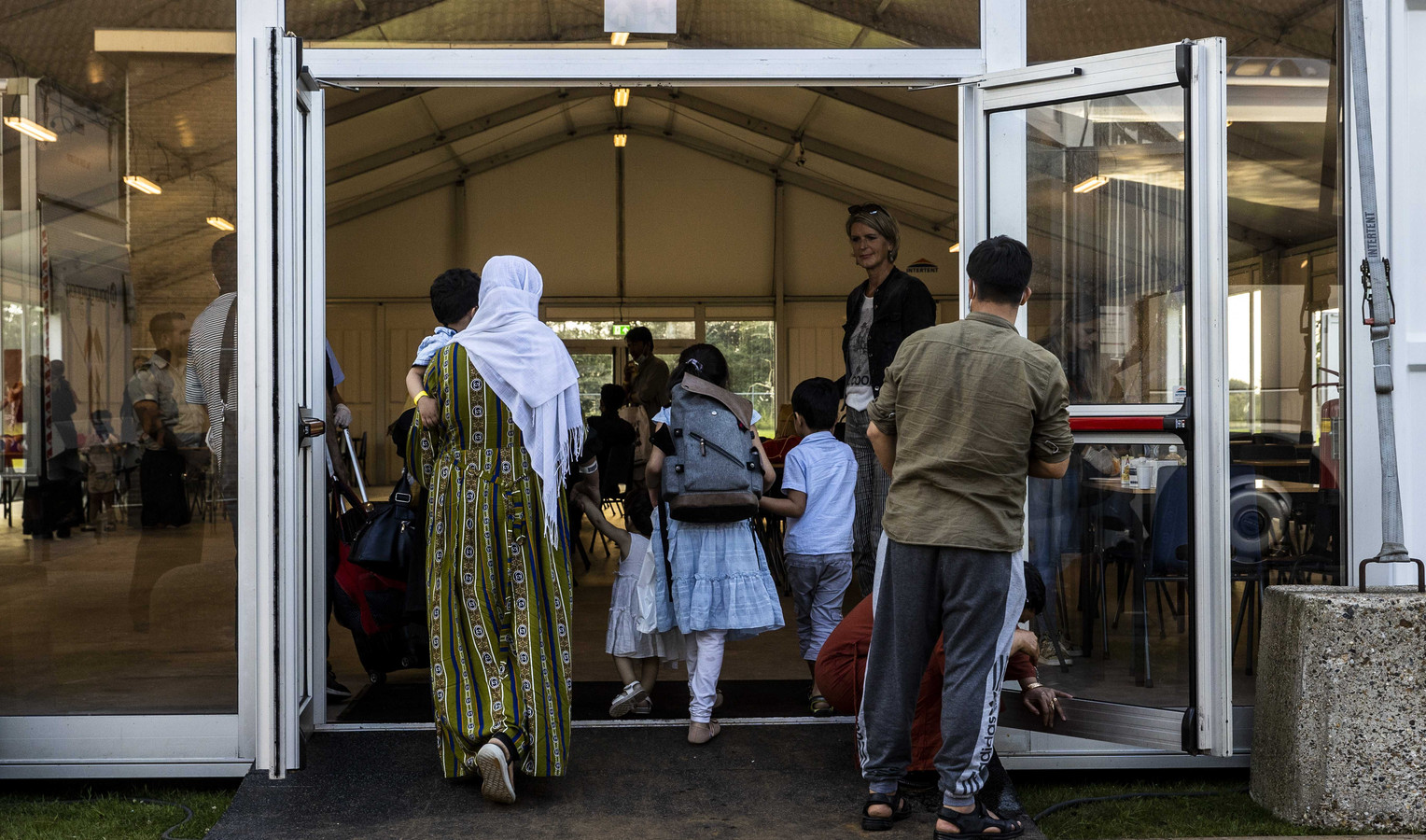 Afghaanse vluchtelingen worden opgevangen in het noodcentrum van het COA op de Willem Lodewijk van Nassaukazerne in het Groningse Zoutkamp.