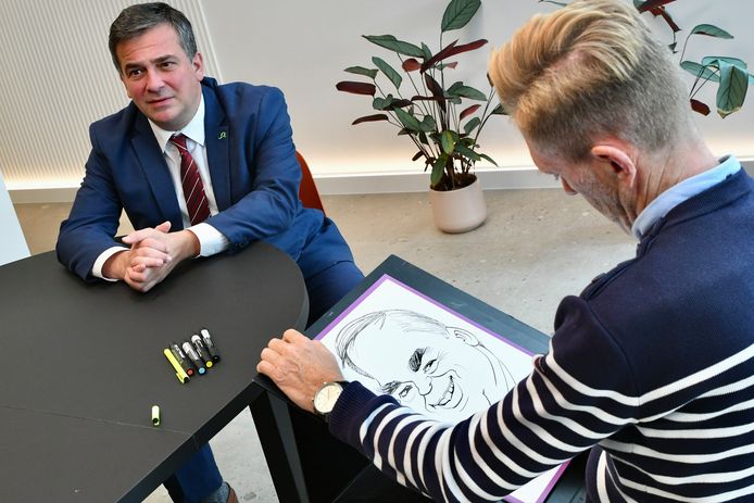 Burgemeester Kris Declercq kreeg als eerste een karikatuur van de hand van Marc De Roo.
