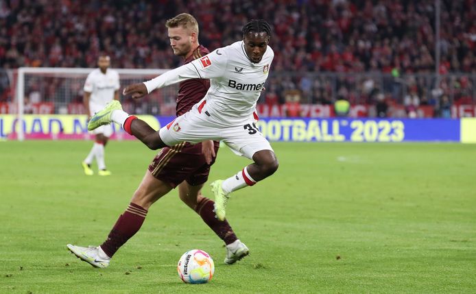 Jeremie Frimpong begin dit seizoen namens Bayer Leverkusen in actie tegen Matthijs de Ligt van Bayern München.