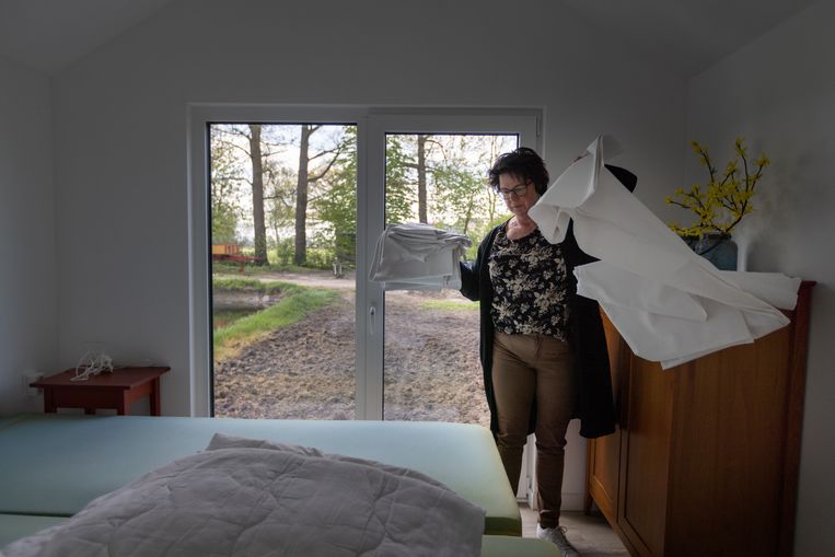 De bedden worden door Agnes Vulink opgemaakt.  Beeld Herman Engbers
