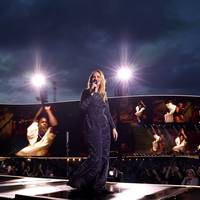 Een speciaal gebouwde arena, hits en veel vuurwerk: dit was het eerste concert van Adele in de EU sinds 2016
