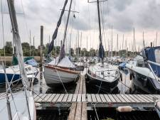 Watersportvereniging trapt seizoen af met indoor zwemtraining: ‘Wat doe je als je boot omslaat?’