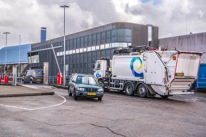De Milieustraat van Avalex aan de Voltaweg waar Delftenaren zelf hun grofvuil heen kunnen brengen.